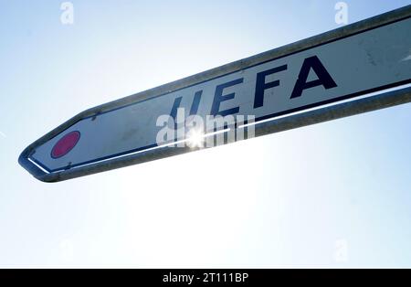 Un panneau indiquant le siège de l'UEFA à Nyon, en Suisse. Date de la photo : mardi 10 octobre 2023. Banque D'Images