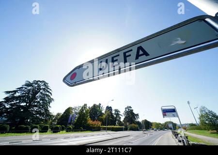 Un panneau indiquant le siège de l'UEFA à Nyon, en Suisse. Date de la photo : mardi 10 octobre 2023. Banque D'Images