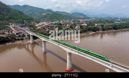 Pékin, Chine. 28 mai 2023. Un train roule sur le pont super majeur du chemin de fer Chine-Laos Luang Prabang traversant le fleuve Mékong au Laos, le 28 mai 2023. Crédit : Chen Chang/Xinhua/Alamy Live News Banque D'Images