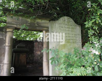 ÉDIMBOURG, Royaume-Uni - 15 SEPTEMBRE 2023 : tombe du poète Robert Fergusson à Canongate Kirkyard Banque D'Images