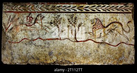 Scène de chasse au lion. Nécropole d'Arcioni (375-350 av. J.-C.) fresque du tombeau de dalle du Nord tombe de fresque lucanienne, les ruines de Paestum sont célèbres pour leurs trois temples grecs antiques dans l'ordre dorique 550 à 450 av. J.-C. Banque D'Images