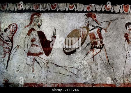 Guerriers avec une lance et un bouclier fresque lucanienne du 4e siècle av. J.-C., de la tombe du cavalier, tombe de fresque lucanienne, les ruines de Paestum sont célèbres pour leurs trois temples grecs antiques dans l'ordre dorique de 550 à 450 av. J.-C. Banque D'Images