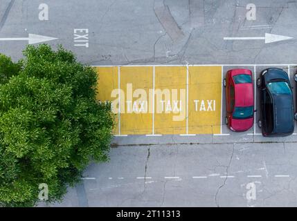 Parking vide avec places de voiture pour taxi, vue aérienne de dessus. Banque D'Images