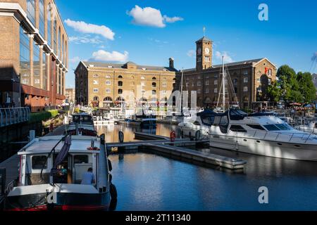 Londres, Angleterre, Royaume-Uni - 24 août 2022 : vue de St Katharines Dock Borough londonien Banque D'Images