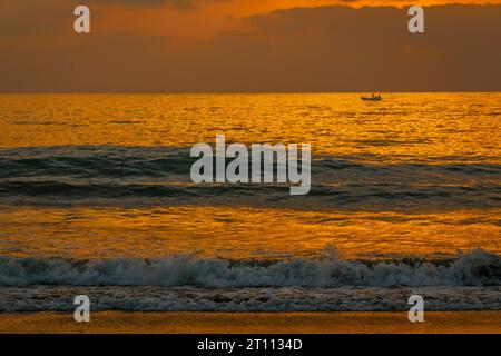 Vue imprenable sur le lever du soleil de l'heure d'or de la plage de Fujairah, Émirats arabes Unis. Banque D'Images