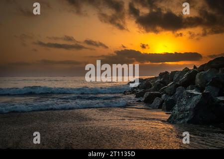 Vue imprenable sur le lever du soleil de l'heure d'or de la plage de Fujairah, Émirats arabes Unis. Banque D'Images