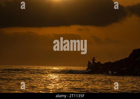 Vue imprenable sur le lever du soleil de l'heure d'or de la plage de Fujairah, Émirats arabes Unis. Banque D'Images