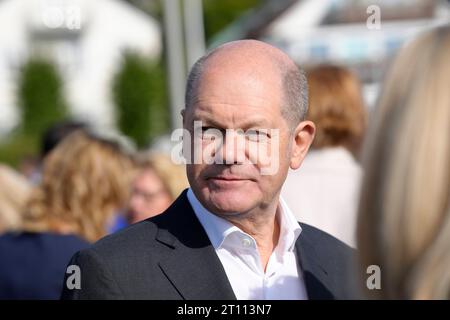 Spaziergang und Mittagsimbiss BEI der Deutsch-Franzoesische Kabinettsklausur à Hambourg Bundeskanzler OLAF Scholz SPD im Portrait am Bootsanleger à Blankenese, Hambourg, 10.10.2023 *** Marche et déjeuner à la réunion du cabinet franco-allemand à Hambourg Chancelier OLAF Scholz SPD en portrait à la jetée de Blankenese, Hambourg, 10 10 2023 crédit: Imago/Alamy Live News Banque D'Images
