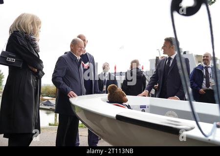 Spaziergang und Mittagsimbiss BEI der Deutsch-Franzoesische Kabinettsklausur in Hamburg Bundeskanzler OLAF Scholz SPD und Emmanuel Macron, Staatspraesident von Frankreich machen einen Stop beim Segelclub Blankenese, Hambourg, 10.10.2023 *** Marche et déjeuner à la réunion du cabinet franco-allemand à Hambourg Chancelier OLAF Scholz SPD et Emmanuel Macron, président de la France faites un arrêt au club de voile Blankenese, Hambourg, 10 10 2023 crédit : Imago/Alamy Live News Banque D'Images