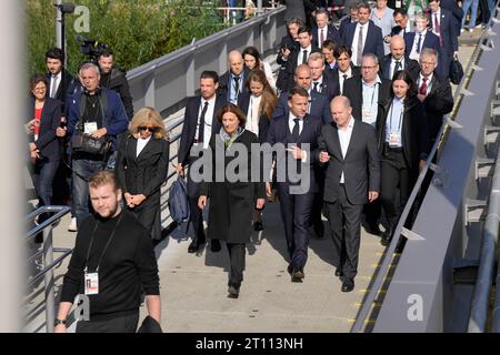 Spaziergang und Mittagsimbiss BEI der Deutsch-Franzoesische Kabinettsklausur à Hambourg Bundeskanzler OLAF Scholz SPD gemeinsam mit Emmanuel Macron, auf dem Weg zu ihrer Faehre à Blankenese, Hambourg, 10.10.2023 *** Marche et déjeuner à la réunion du cabinet franco-allemand à Hambourg Chancelier OLAF Scholz avec Emmanuel Macron, SPD sur le chemin de leur ferry à Blankenese, Hambourg, 10 10 2023 crédit : Imago/Alamy Live News Banque D'Images