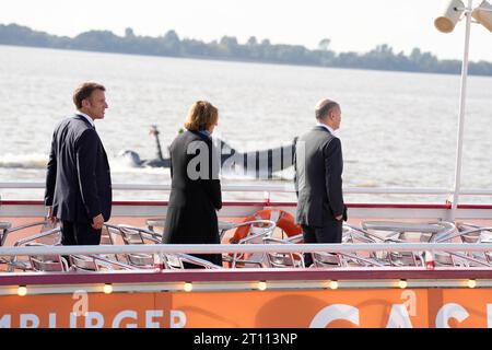 Spaziergang und Mittagsimbiss BEI der Deutsch-Franzoesische Kabinettsklausur à Hambourg Emmanuel Macron, Britta Ernst und Bundeskanzler OLAF Scholz SPD auf der Faehre à Blankenese, Hambourg, 10.10.2023 *** Marche et déjeuner à la réunion du cabinet franco-allemand à Hambourg Emmanuel Macron, Britta Ernst et le chancelier OLAF Scholz SPD sur le ferry à Blankenese, Hambourg, 10 10 2023 crédit : Imago/Alamy Live News Banque D'Images