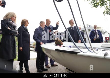 Spaziergang und Mittagsimbiss BEI der Deutsch-Franzoesische Kabinettsklausur in Hamburg Bundeskanzler OLAF Scholz SPD und Emmanuel Macron, Staatspraesident von Frankreich machen einen Stop beim Segelclub Blankenese, Hambourg, 10.10.2023 *** Marche et déjeuner à la réunion du cabinet franco-allemand à Hambourg Chancelier OLAF Scholz SPD et Emmanuel Macron, président de la France faites un arrêt au club de voile Blankenese, Hambourg, 10 10 2023 crédit : Imago/Alamy Live News Banque D'Images