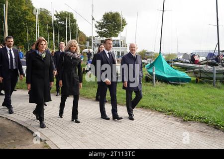 Spaziergang und Mittagsimbiss BEI der Deutsch-Franzoesische Kabinettsklausur in Hamburg Bundeskanzler OLAF Scholz SPD gemeinsam mit Emmanuel Macron, Staatspraesident von Frankreich beim gemeinsamen Spaziergang am Uferstrand von Blankense, Hambourg, 10.10.2023 *** Walk et déjeuner à la réunion du cabinet franco-allemande à Hambourg avec Emmanuel Macron avec le chancelier OLAF Macron président de la France marchant ensemble sur la plage de Blankense, Hambourg, 10 10 2023 crédit : Imago/Alamy Live News Banque D'Images