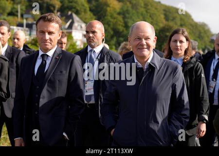 Spaziergang und Mittagsimbiss BEI der Deutsch-Franzoesische Kabinettsklausur in Hamburg Bundeskanzler OLAF Scholz SPD gemeinsam mit Emmanuel Macron, Staatspraesident von Frankreich beim gemeinsamen Spaziergang am Uferstrand von Blankense, Hambourg, 10.10.2023 *** Walk et déjeuner à la réunion du cabinet franco-allemande à Hambourg avec Emmanuel Macron avec le chancelier OLAF Macron président de la France marchant ensemble sur la plage de Blankense, Hambourg, 10 10 2023 crédit : Imago/Alamy Live News Banque D'Images