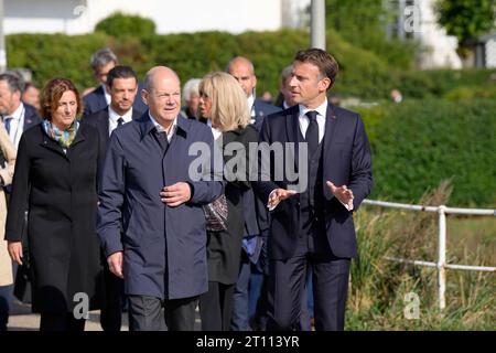 Spaziergang und Mittagsimbiss BEI der Deutsch-Franzoesische Kabinettsklausur in Hamburg Bundeskanzler OLAF Scholz SPD gemeinsam mit Emmanuel Macron, Staatspraesident von Frankreich beim gemeinsamen Spaziergang am Uferstrand von Blankense, Hambourg, 10.10.2023 *** Walk et déjeuner à la réunion du cabinet franco-allemande à Hambourg avec Emmanuel Macron avec le chancelier OLAF Macron président de la France marchant ensemble sur la plage de Blankense, Hambourg, 10 10 2023 crédit : Imago/Alamy Live News Banque D'Images