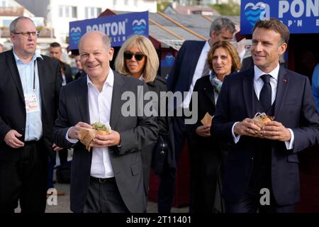 Spaziergang und Mittagsimbiss BEI der Deutsch-Franzoesische Kabinettsklausur in Hamburg Bundeskanzler OLAF Scholz SPD gemeinsam mit Emmanuel Macron, Staatspraesident von Frankreich essen gemeinsam ein Fischbroetchen am Bootsanleger in Blankenese, Hamburg, 10.10.2023 *** Promenade et déjeuner à la réunion du cabinet franco-allemande avec Emmanuel Macron avec le Chancelier avec le chancelier du SPD Scholz président de la France mangez ensemble un sandwich de poisson à la jetée de Blankenese, Hambourg, 10 10 2023 crédit : Imago/Alamy Live News Banque D'Images