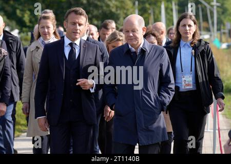 Spaziergang und Mittagsimbiss BEI der Deutsch-Franzoesische Kabinettsklausur in Hamburg Bundeskanzler OLAF Scholz SPD gemeinsam mit Emmanuel Macron, Staatspraesident von Frankreich beim gemeinsamen Spaziergang am Uferstrand von Blankense, Hambourg, 10.10.2023 *** Walk et déjeuner à la réunion du cabinet franco-allemande à Hambourg avec Emmanuel Macron avec le chancelier OLAF Macron président de la France marchant ensemble sur la plage de Blankense, Hambourg, 10 10 2023 crédit : Imago/Alamy Live News Banque D'Images