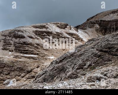 Groupe de montagne Sella du sentier de randonnée bellow Piz BoE sommet du pic de montagne dans les Dolomites pendant la journée nuageuse d'été Banque D'Images