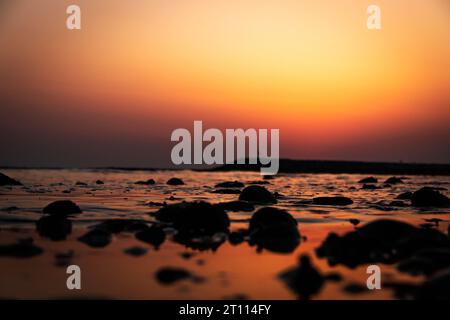 Vue imprenable sur le lever du soleil de l'heure d'or de la plage de Fujairah, Émirats arabes Unis. Banque D'Images