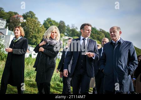 Hambourg, Allemagne. 10 octobre 2023. Britta Ernst (de gauche à droite), Brigitte Macron, le président français Emmanuel Macron et le chancelier allemand OLAF Scholz (SPD) traversent le quartier des escaliers à Blankenese sur l’Elbe. Les cabinets allemand et français se réunissent dans la ville hanséatique pour une retraite de deux jours. Crédit : Kay Nietfeld/dpa/Alamy Live News Banque D'Images