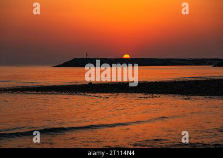 Vue imprenable sur le lever du soleil de l'heure d'or de la plage de Fujairah, Émirats arabes Unis. Banque D'Images