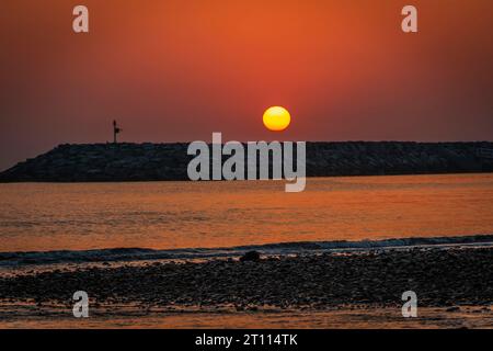 Vue imprenable sur le lever du soleil de l'heure d'or de la plage de Fujairah, Émirats arabes Unis. Banque D'Images