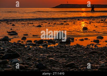 Vue imprenable sur le lever du soleil de l'heure d'or de la plage de Fujairah, Émirats arabes Unis. Banque D'Images