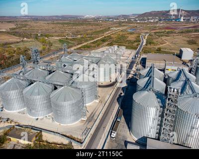 Vue de dessus de l'antenne silos de stockage de grain et d'huile Banque D'Images