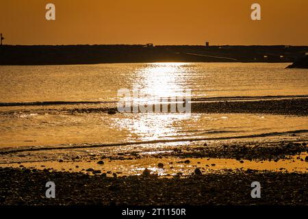 Vue imprenable sur le lever du soleil de l'heure d'or de la plage de Fujairah, Émirats arabes Unis. Banque D'Images