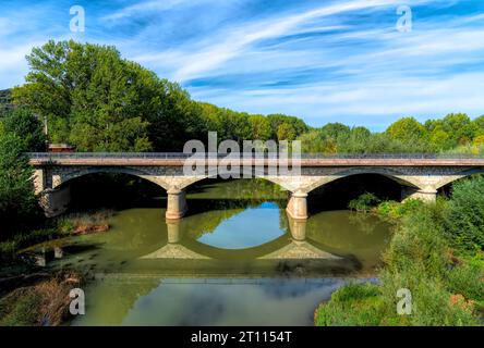 Pont moderne de l'Èbre à côté du pont médiéval de Frias province de Burgos Castille et Léon Banque D'Images