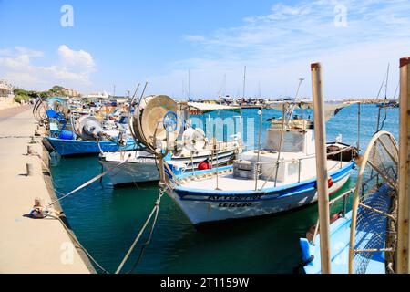 Bateaux de pêche chypriotes traditionnels amarrés à Zygi Harbour, Chypre Banque D'Images