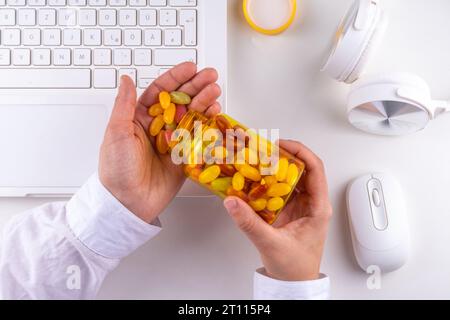 Vitamines Gummy et supplément pour adultes. La femme mange des micro-éléments de bonbons multivitaminés de gelée sucrée à partir de bouteilles de pilules transparentes, de médicaments modernes et Banque D'Images