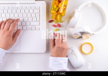 Vitamines Gummy et supplément pour adultes. La femme mange des micro-éléments de bonbons multivitaminés de gelée sucrée à partir de bouteilles de pilules transparentes, de médicaments modernes et Banque D'Images