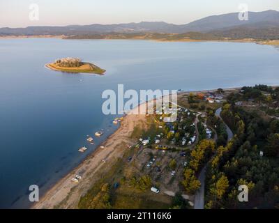 Vue aérienne de dessus d'une fourgonnette de camping garée sur une plage, paysage de chaîne de montagnes Banque D'Images