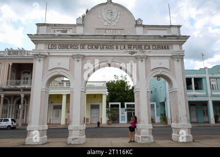 Cienfuegos, Cuba - 11 août 2023 : bâtiments coloniaux au parc José Martí sur Cinfuegos à Cuba Banque D'Images