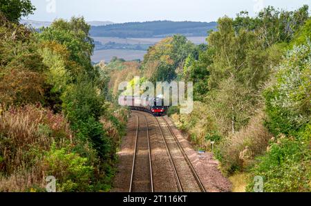 Dundee, Tayside, Écosse, Royaume-Uni. 10 octobre 2023. Le Flying Scotsman fait son dernier voyage de l'année en Écosse. La locomotive à vapeur la plus célèbre au monde, la Flying Scotsman, passe par Dundee à l'heure aujourd'hui à 12.12pm le 10 octobre 2023 en route pour Aberdeen depuis Édimbourg, puis revient plus tard dans la journée. La locomotive célèbre actuellement sa 100e année avec des voyages à travers l'Écosse. Aujourd'hui, le Flying Scotsman effectue son dernier voyage avant de rentrer chez lui au National Railway Museum à York. Crédit : Dundee Photographics/Alamy Live News Banque D'Images