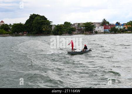 Cienfuegos, Cuba - 11 août 2023 : pêcheur pêchant à Cinfuegos à Cuba Banque D'Images