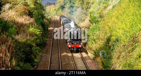 Dundee, Tayside, Écosse, Royaume-Uni. 10 octobre 2023. Le Flying Scotsman fait son dernier voyage de l'année en Écosse. La locomotive à vapeur la plus célèbre au monde, la Flying Scotsman, passe par Dundee à l'heure aujourd'hui à 12.12pm le 10 octobre 2023 en route pour Aberdeen depuis Édimbourg, puis revient plus tard dans la journée. La locomotive célèbre actuellement sa 100e année avec des voyages à travers l'Écosse. Aujourd'hui, le Flying Scotsman effectue son dernier voyage avant de rentrer chez lui au National Railway Museum à York. Crédit : Dundee Photographics/Alamy Live News Banque D'Images