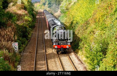 Dundee, Tayside, Écosse, Royaume-Uni. 10 octobre 2023. Le Flying Scotsman fait son dernier voyage de l'année en Écosse. La locomotive à vapeur la plus célèbre au monde, la Flying Scotsman, passe par Dundee à l'heure aujourd'hui à 12.12pm le 10 octobre 2023 en route pour Aberdeen depuis Édimbourg, puis revient plus tard dans la journée. La locomotive célèbre actuellement sa 100e année avec des voyages à travers l'Écosse. Aujourd'hui, le Flying Scotsman effectue son dernier voyage avant de rentrer chez lui au National Railway Museum à York. Crédit : Dundee Photographics/Alamy Live News Banque D'Images