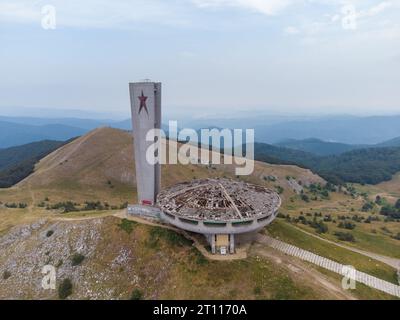 Vue aérienne de dessus d'un monument soviétique abandonné Buzludzha fait dans le style du brutalisme, Bulgarie Banque D'Images