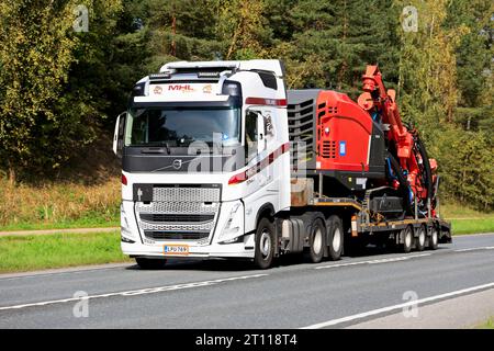 Le camion Volvo FH 500 MHL Trans transporte Sandvik Leopard DI450 sur le Hole Drill Rig sur la remorque sur la route 25. Raasepori, Finlande. 22 septembre 2023. Banque D'Images