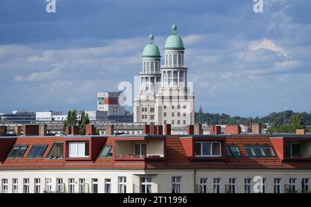 27 août 2023, Berlin : les deux tours des maisons de Frankfurter Tor à l'angle de Karl-Marx-Allee et Warschauer Strasse. Au premier plan, les appartements des étages supérieurs des maisons d'Ostkreuz sont visibles. Photo : Soeren Stache/dpa Banque D'Images