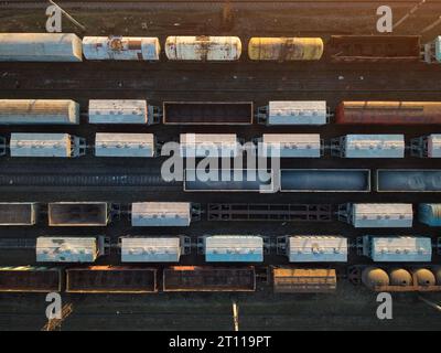 Vue aérienne de dessus de wagons de chemin de fer. Trains de marchandises au coucher du soleil Banque D'Images