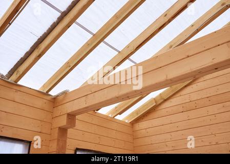 a l'intérieur d'une maison en bois en construction, pas de gens. Banque D'Images