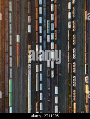 Vue aérienne de dessus de wagons de chemin de fer. Trains de marchandises au coucher du soleil Banque D'Images