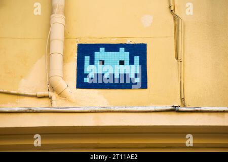 Mosaïque murale d'un personnage Space Invader du célèbre jeu vidéo Space Invaders. Probablement basé sur Crab, le Space Invader le plus reconnaissable. (135) Banque D'Images