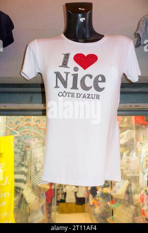 'I love Nice' T-shirt / t-shirt accroché sur l'affichage de chaussée, avec logo de coeur, à vendre dans une boutique de souvenirs touristiques visiteur à Nice, France. (135) Banque D'Images