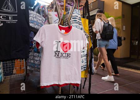 'I love Nice' T-shirt / t-shirt accroché sur l'affichage de chaussée, avec logo de coeur, à vendre dans une boutique de souvenirs touristiques visiteur à Nice, France. (135) Banque D'Images