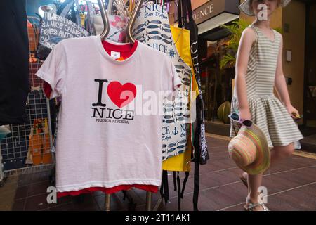 'I love Nice' T-shirt / t-shirt accroché sur l'affichage de chaussée, avec logo de coeur, à vendre dans une boutique de souvenirs touristiques visiteur à Nice, France. (135) Banque D'Images