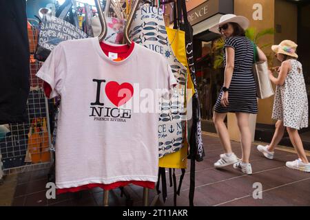 'I love Nice' T-shirt / t-shirt accroché sur l'affichage de chaussée, avec logo de coeur, à vendre dans une boutique de souvenirs touristiques visiteur à Nice, France. (135) Banque D'Images